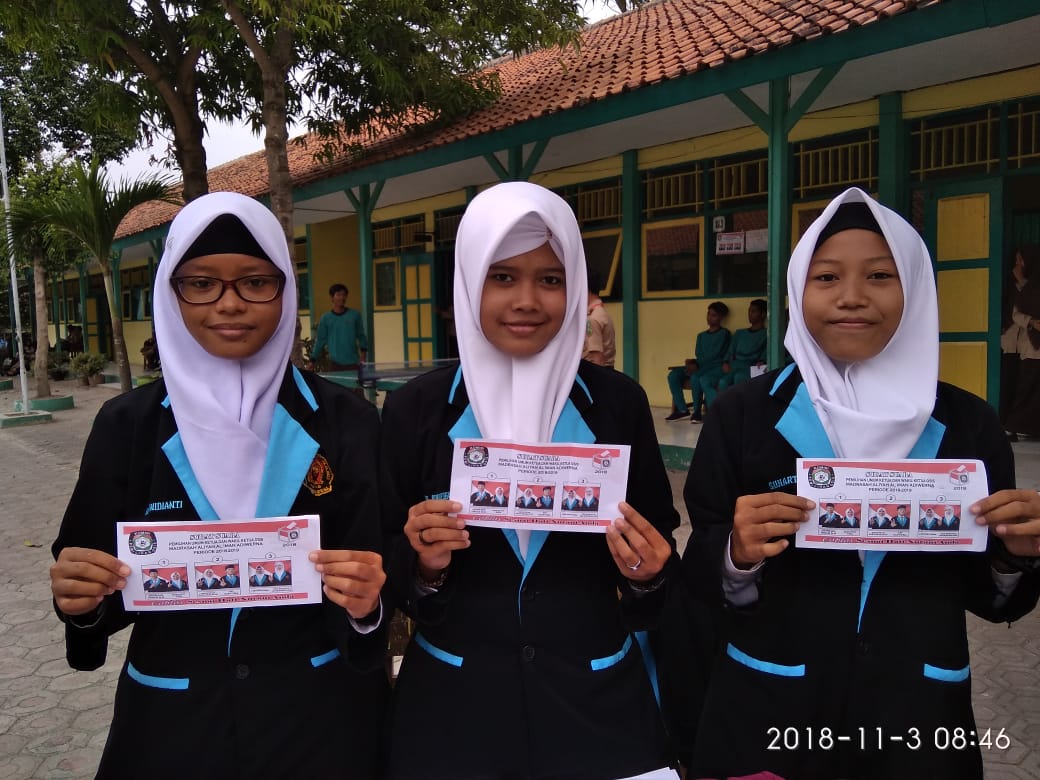 panitia memperkenalkan surat suara